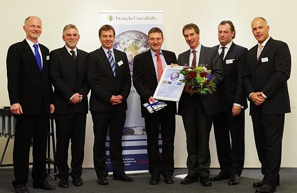 Dr. Kurt Rohrig (Mitte) übernimmt den Deutschen Klimaschutzpreis 2009 im Kreise von Vertretern der DUH und den Förderern Firstsolar und Toyota (Ekkardt Sensendorf, r.); Foto: Thomas Knoll/auto-reporter.net